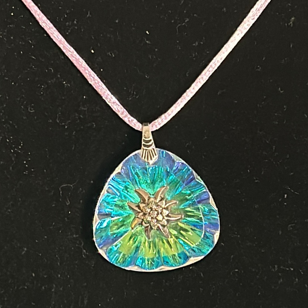 Iridescent Flower Pendant Necklace Cottagecore Aurora Borealis Edelweiss Choker - Picture 2 of 8